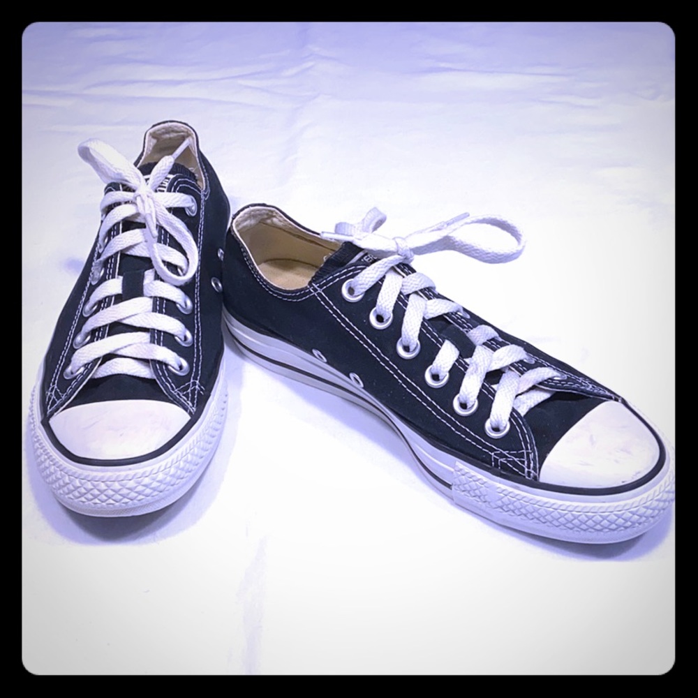 Black low top Converse Chuck Taylor sneakers